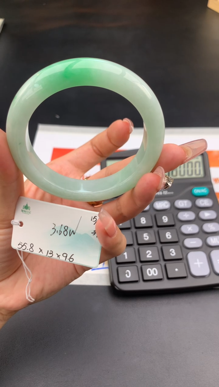 【闪购商品】翡翠手镯未镶嵌 #情人节#送礼，下单联系客服核对地址~
