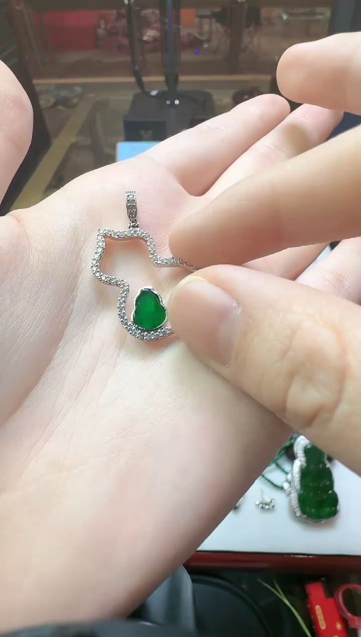 【闪购商品】翡翠吊坠(不含链)未镶嵌翡翠