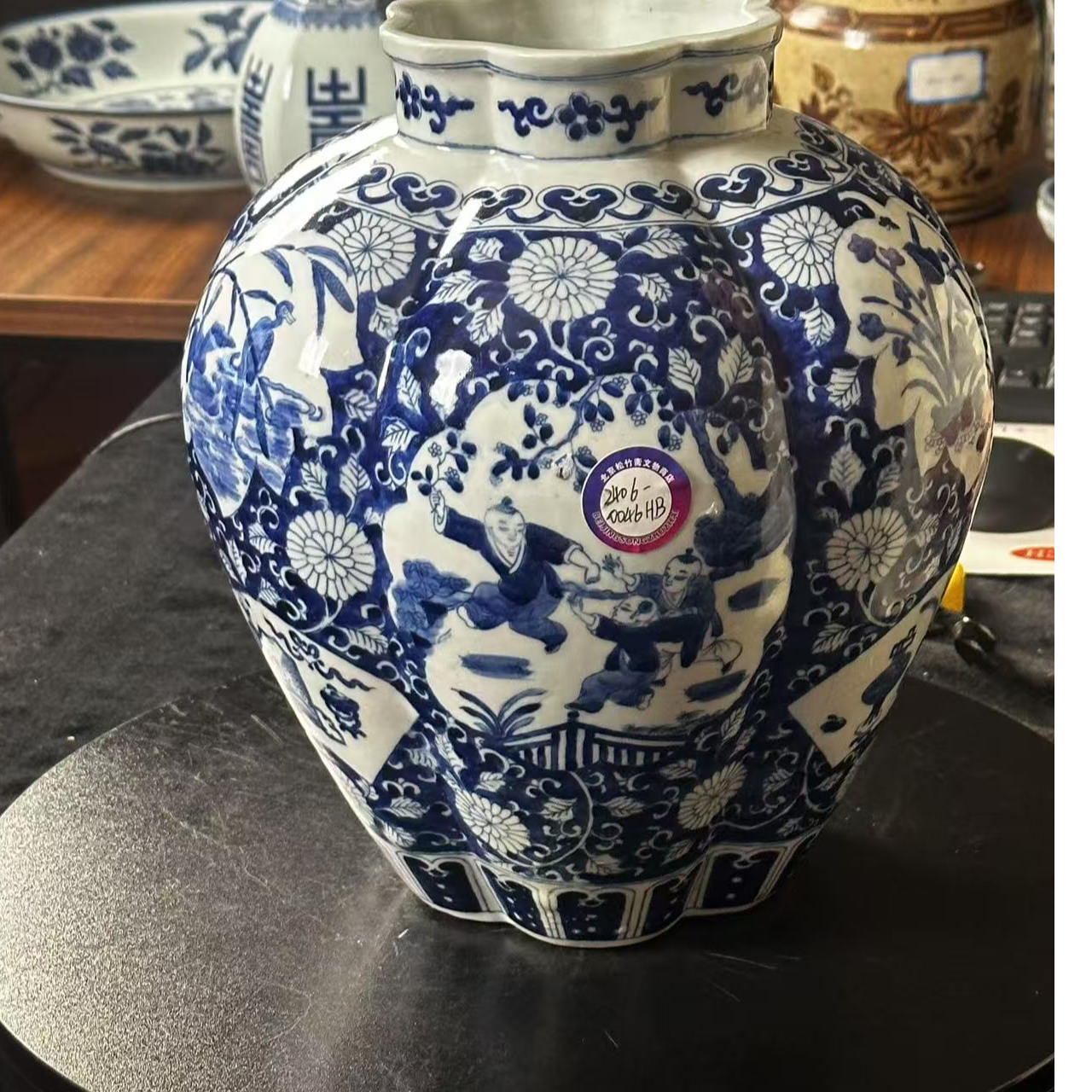 清中期青花留白花卉纹开窗婴戏图花口罐