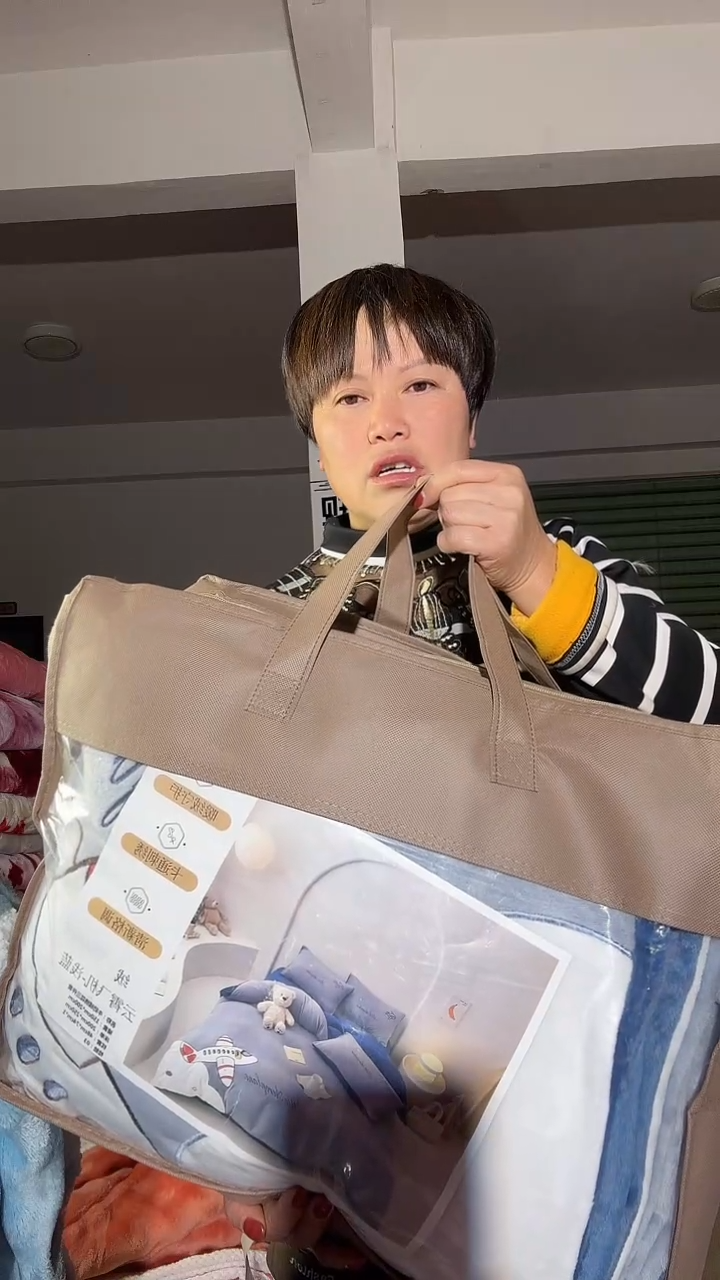 聚酯纤维1.5米牛奶绒三件套灰色ufo