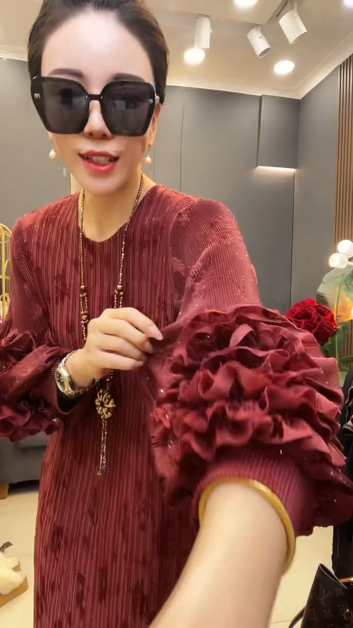 聚酯纤维（涤纶）枣红色浪花裙