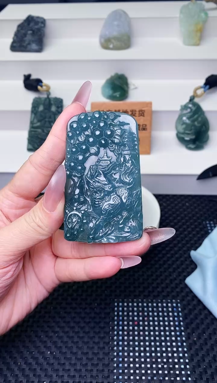 颈饰未镶嵌翡翠 