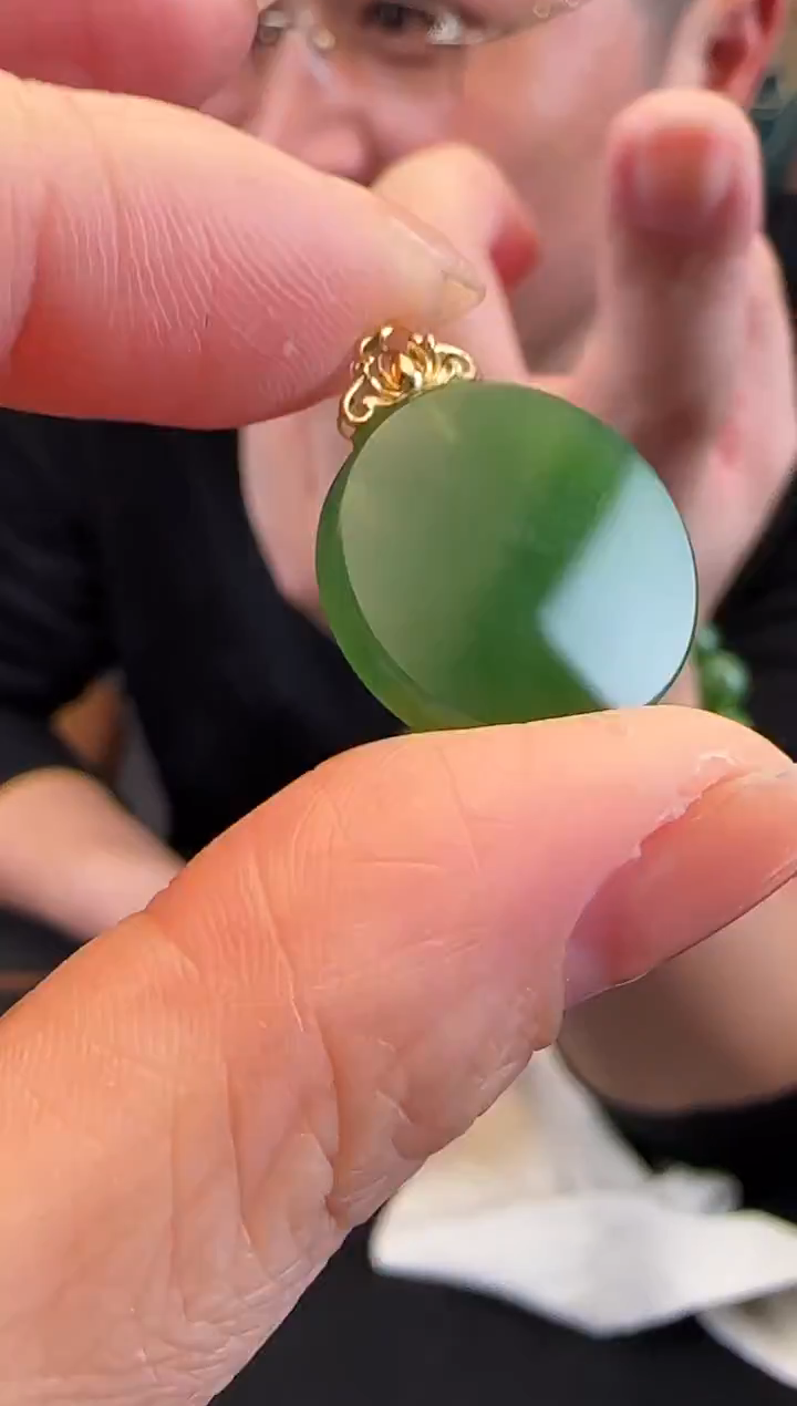 颈饰18K金镶嵌和田玉圆牌