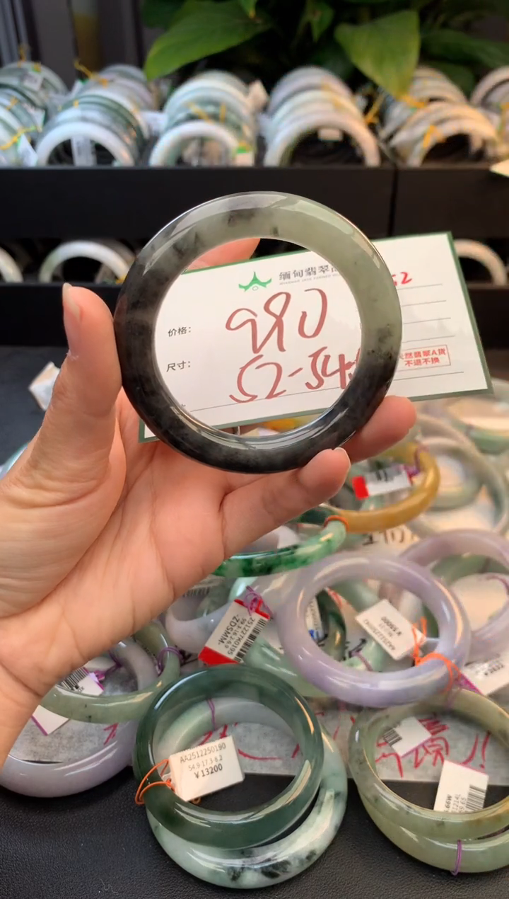 未镶嵌定制翡翠毛货需精细抛光+多人