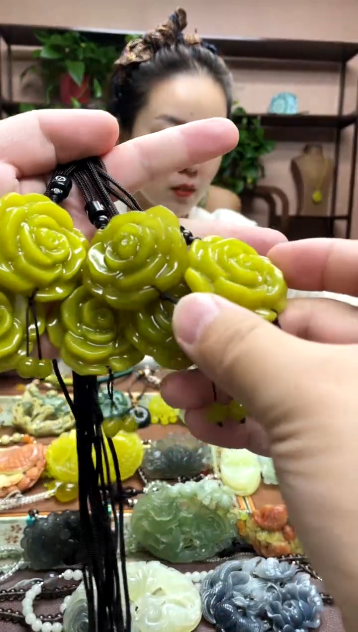 未镶嵌岫玉颈饰多样性发货发其中之一