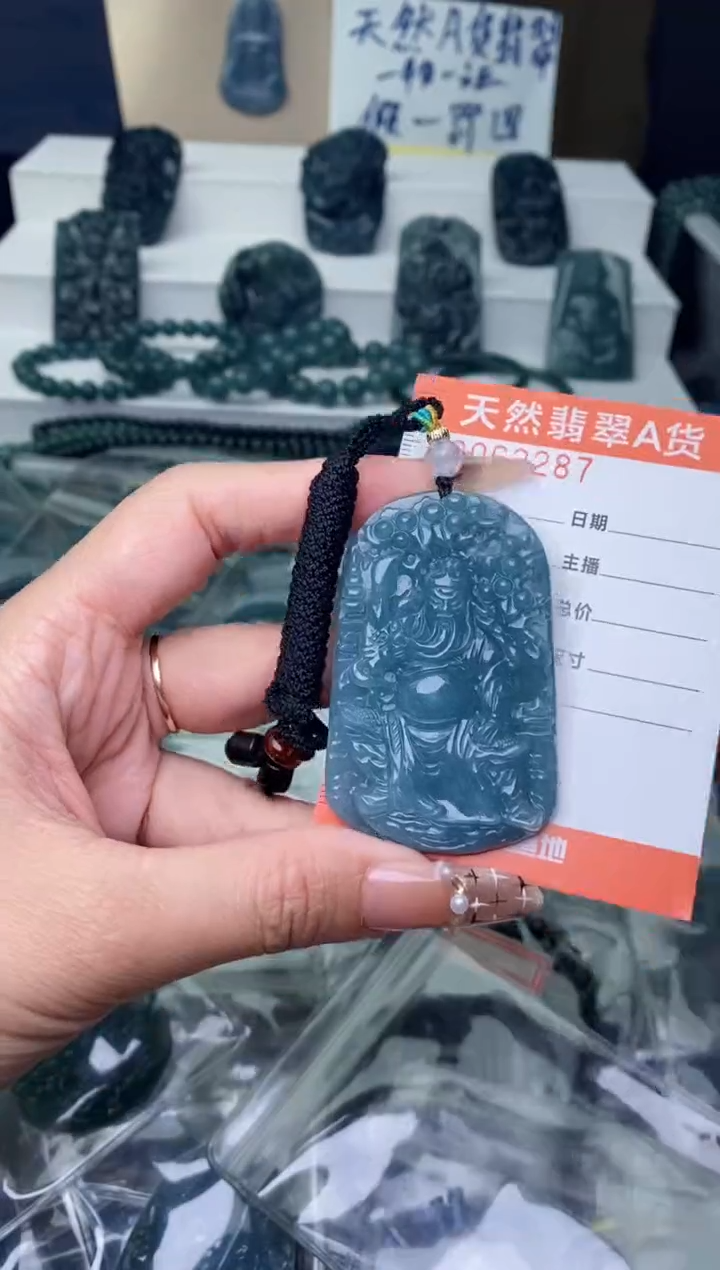 翡翠未镶嵌颈饰·············