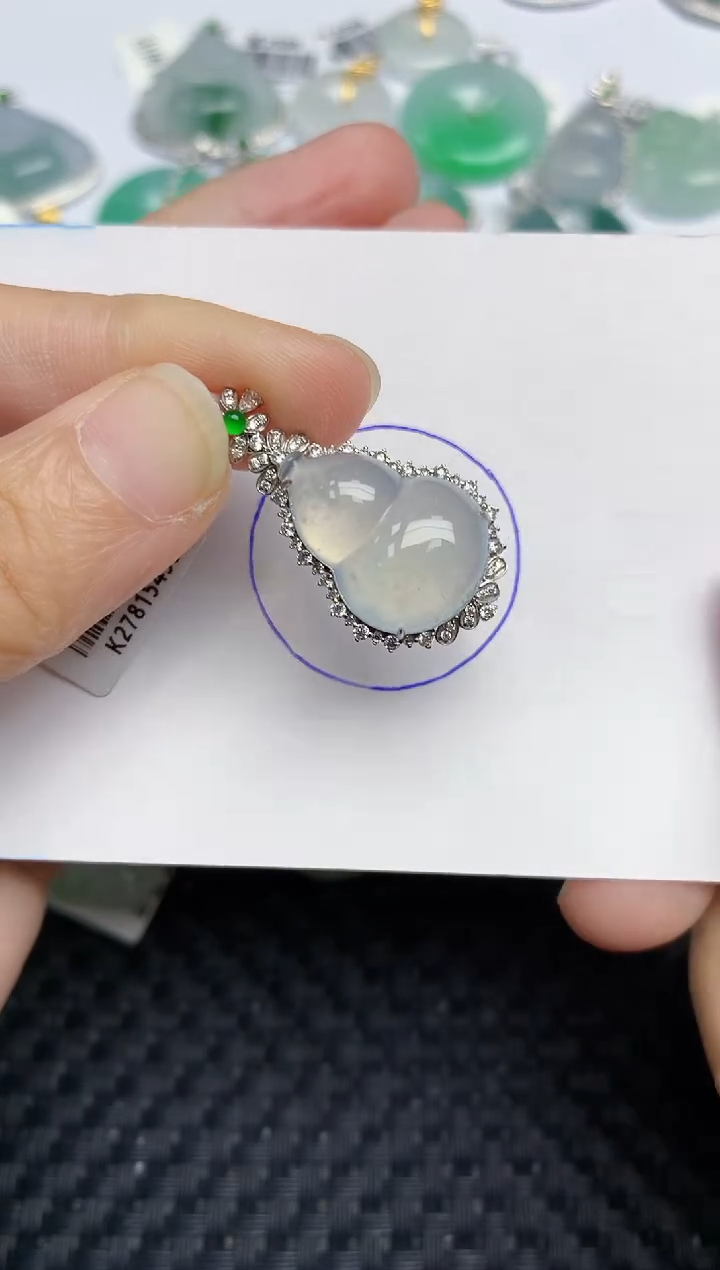 颈饰18K金镶嵌翡翠熊**?天然缅甸A货翡翠百元以上9元证书费自理