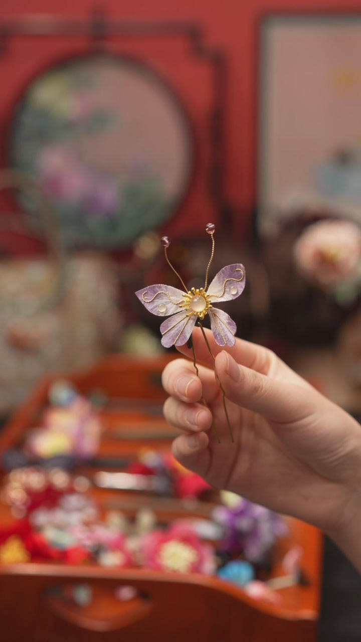 刺绣日**润非遗手工绒花饰品