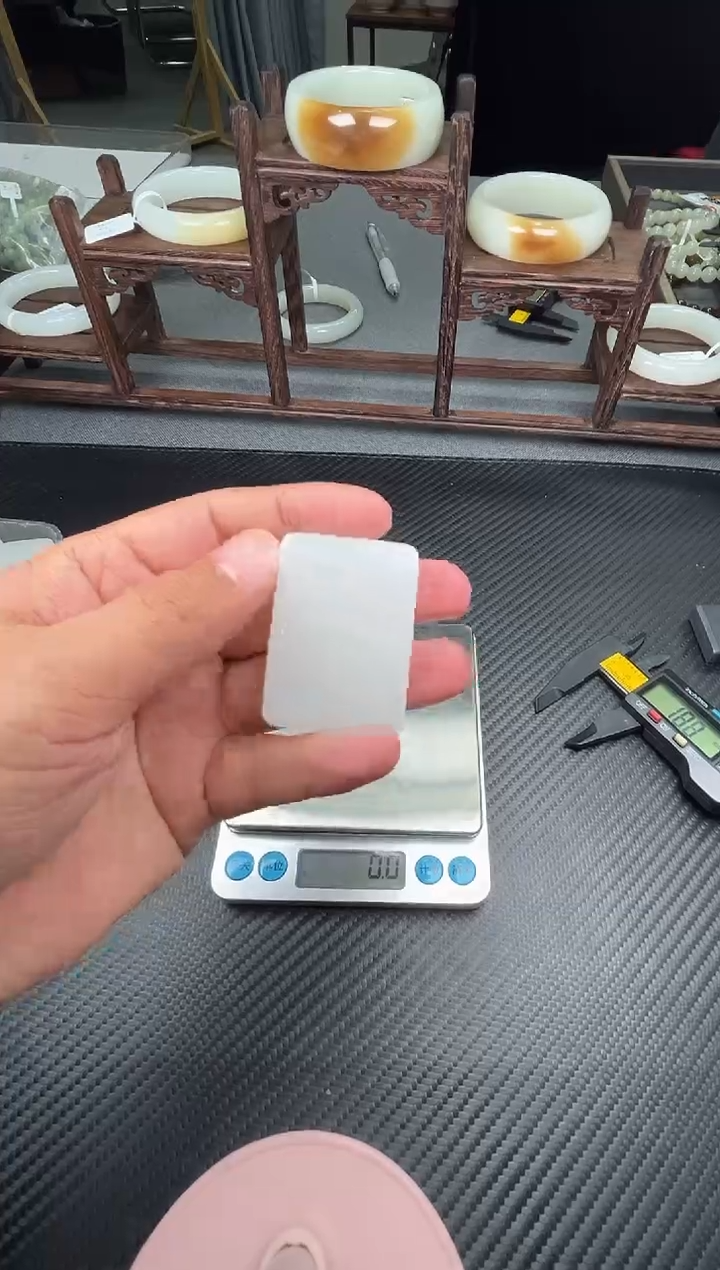 吊坠(赠链)未镶嵌和田玉黑山微色差吊坠H