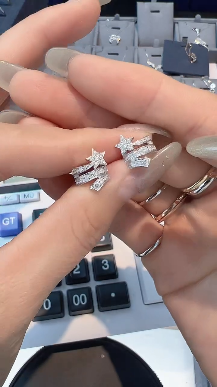 【闪购商品】钻石耳饰18K金镶嵌耳钉