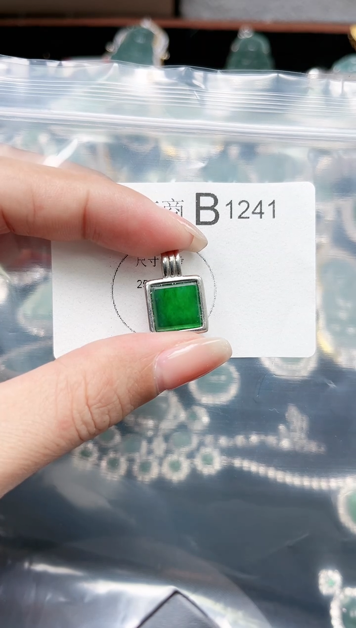 【闪购商品】翡翠颈饰未镶嵌1241赠皮绳