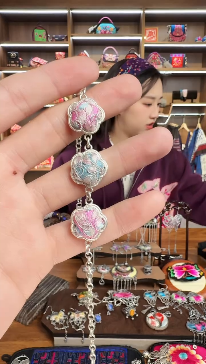 【闪购商品】织绣185蒙阿苏苗绣传承