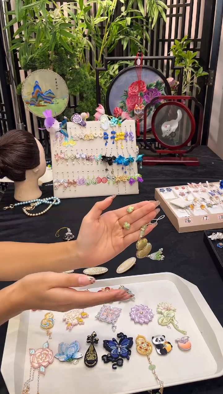 织绣心***洁非遗苏绣手工饰品