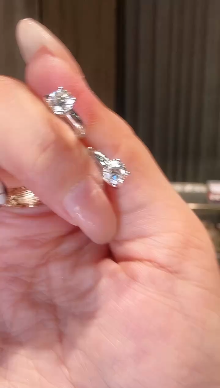 18K金镶嵌耳饰钻石AY0526-W