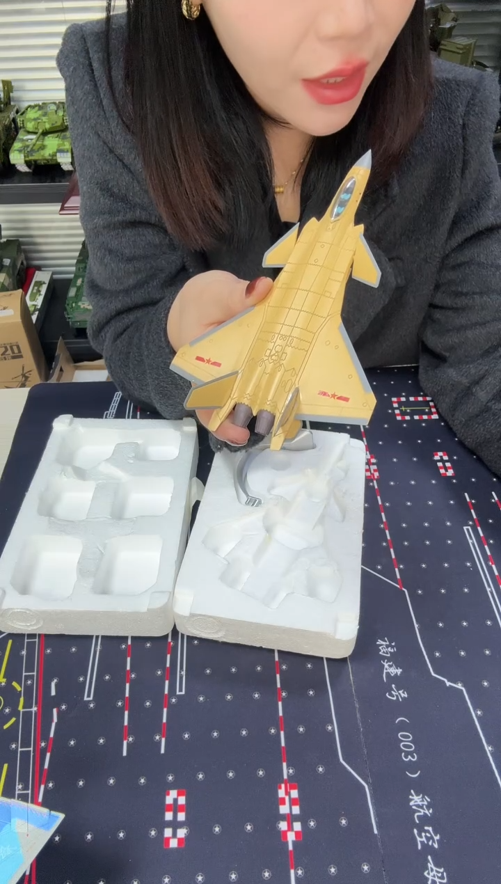 1/100合金飞机模型歼20 S 黄色的