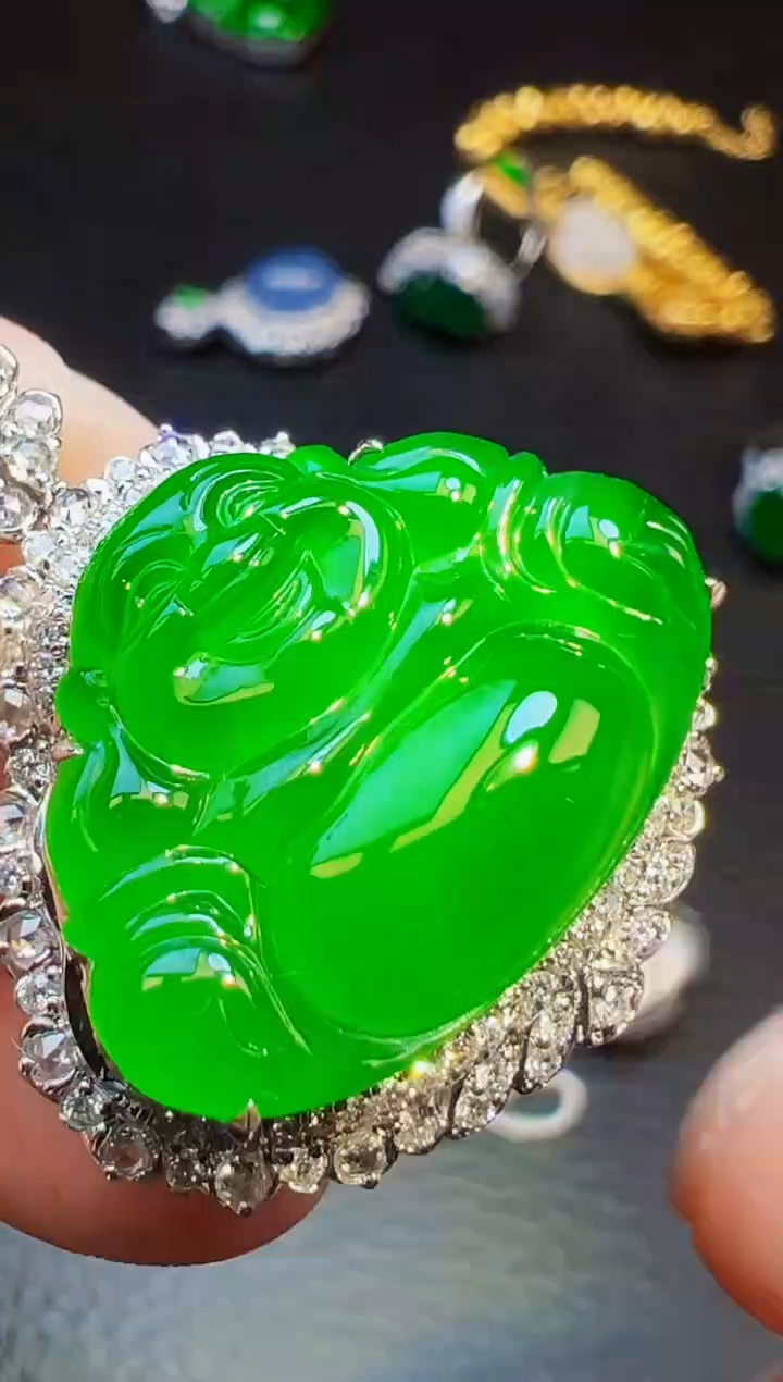 颈饰18K金镶嵌翡翠余*翡翠