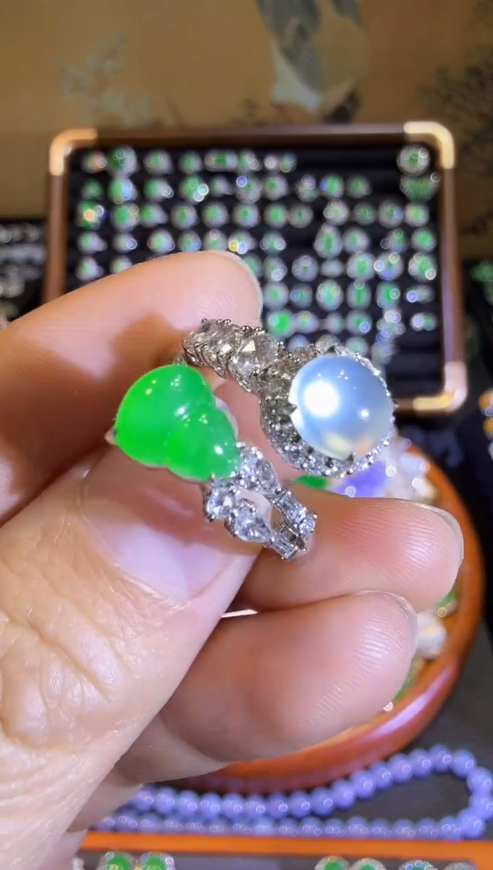 【闪购商品】翡翠戒指18K金镶嵌双彩葫芦蛋面