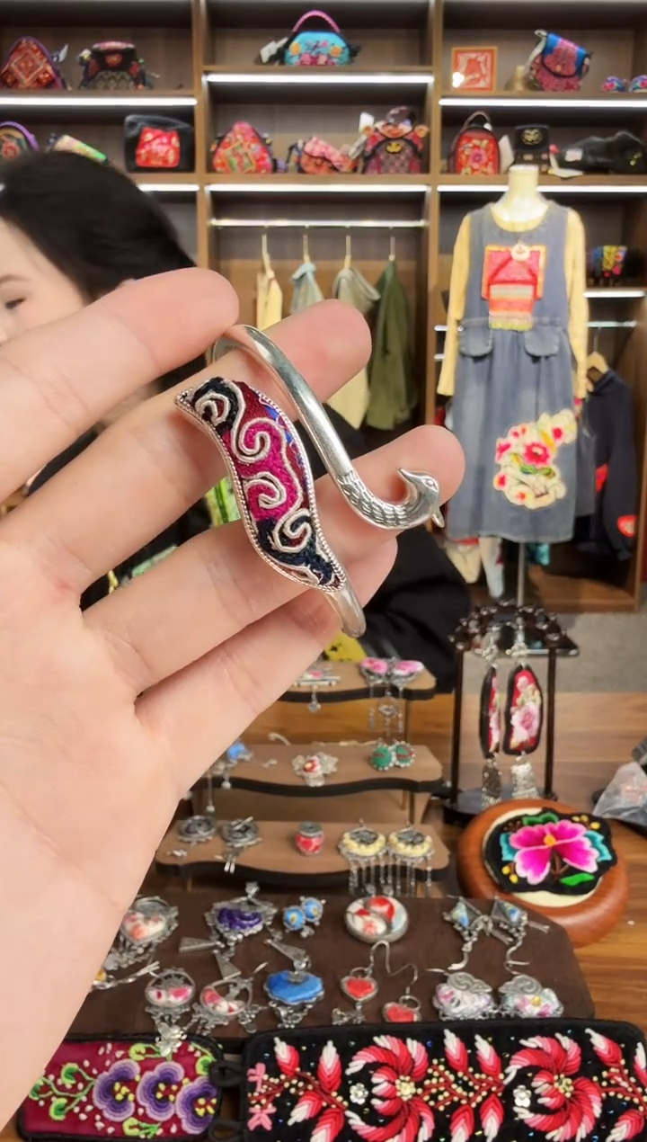 【闪购商品】织绣36蒙阿苏苗绣传承