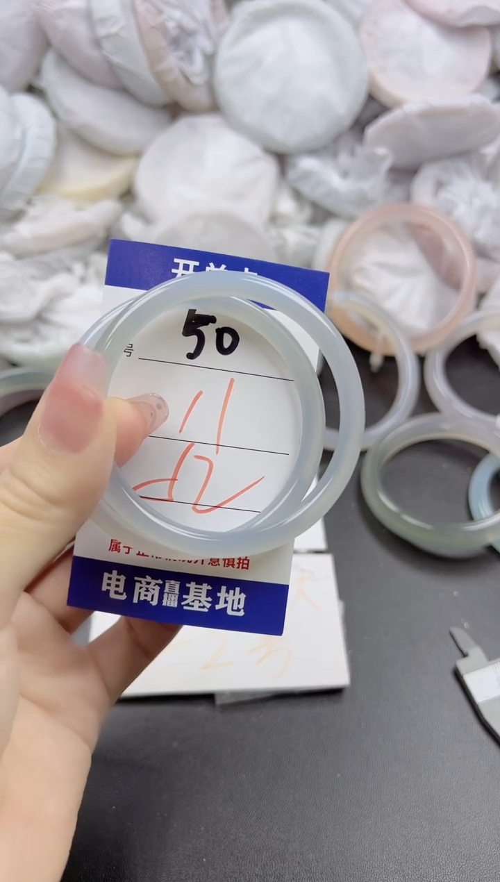 玛瑙/玉髓手镯未镶嵌50