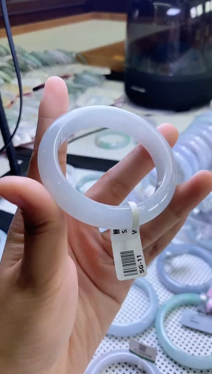 翡翠手镯未镶嵌正圈53圈口，4010