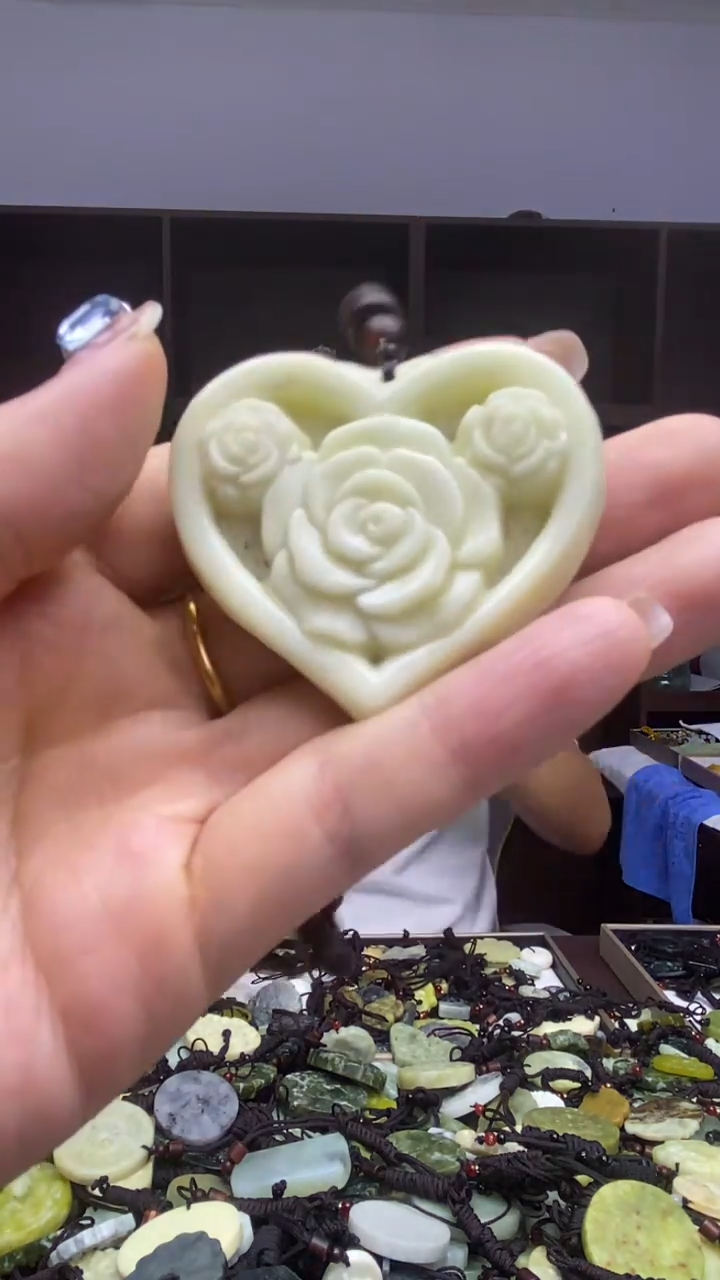 未镶嵌岫玉挂件 