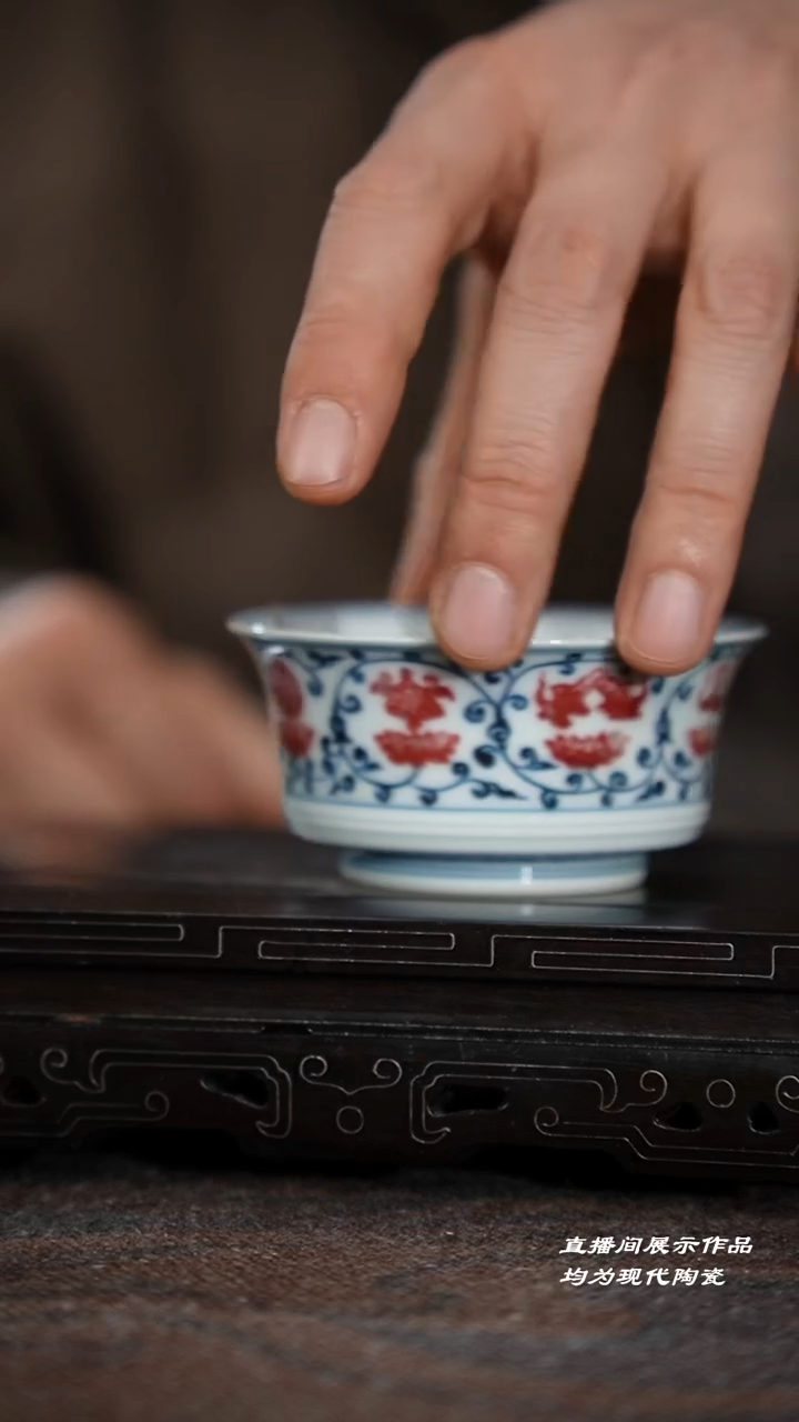 100-3青花釉里红莲托八宝马蹄杯（元煦）