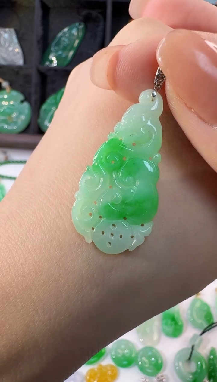 颈饰18K金镶嵌翡翠缅甸A货翡翠