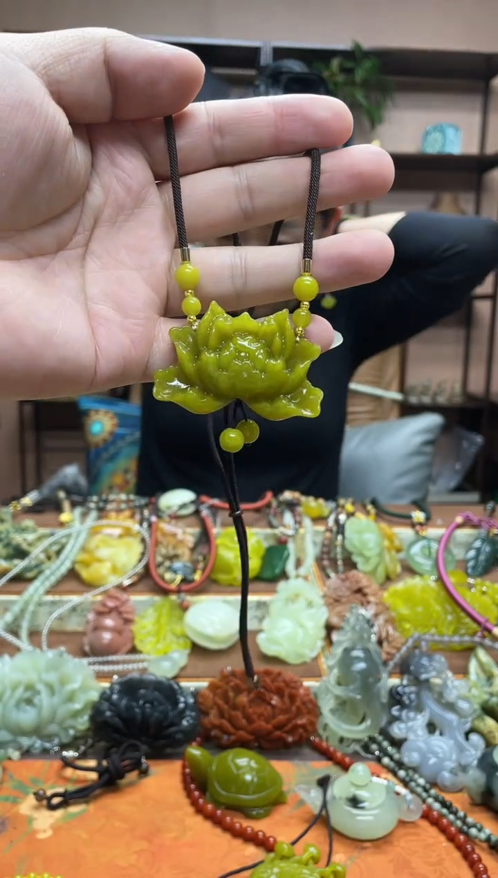 未镶嵌岫玉吊坠多样性发货发其中之一