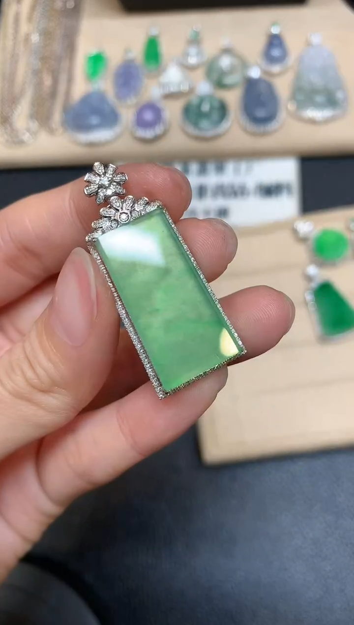 【闪购商品】翡翠颈饰18K金镶嵌无事牌【无服务费