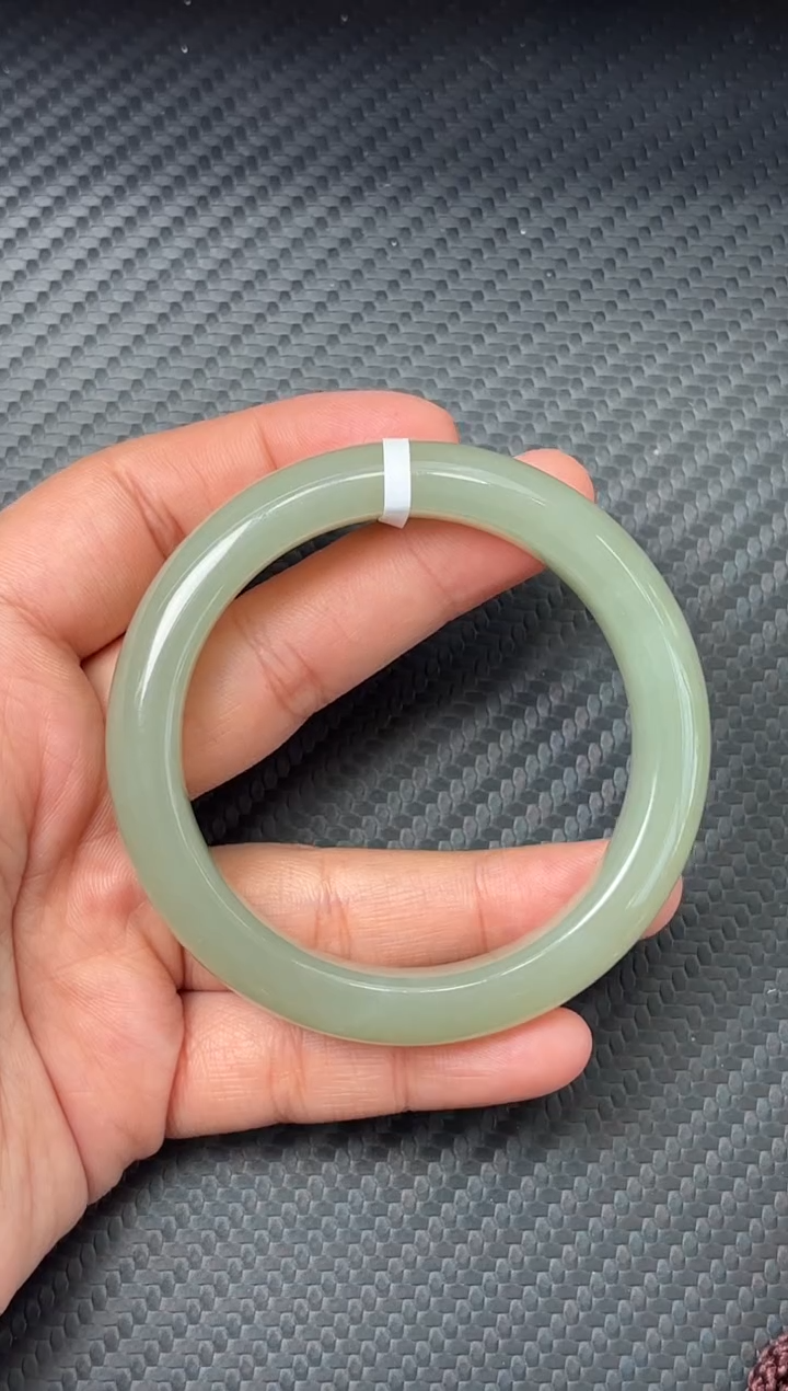 未镶嵌手镯和田玉且末微色差近矿54j