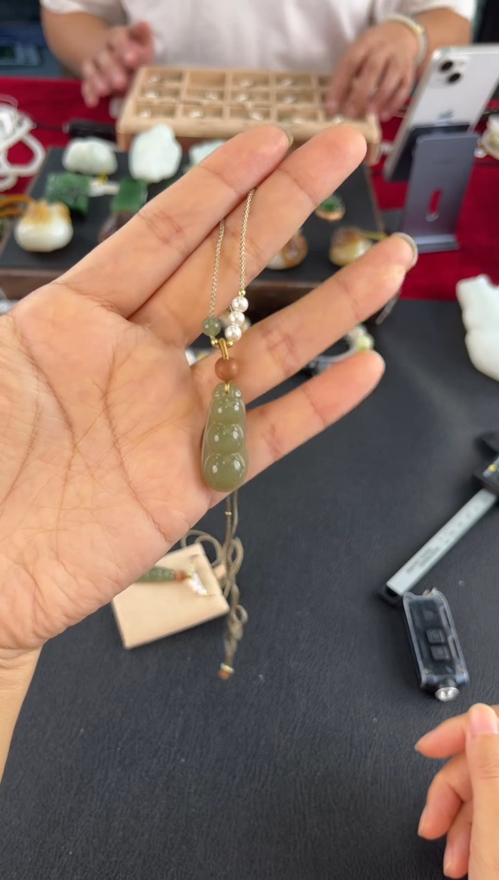 和田玉未镶嵌颈饰吊坠