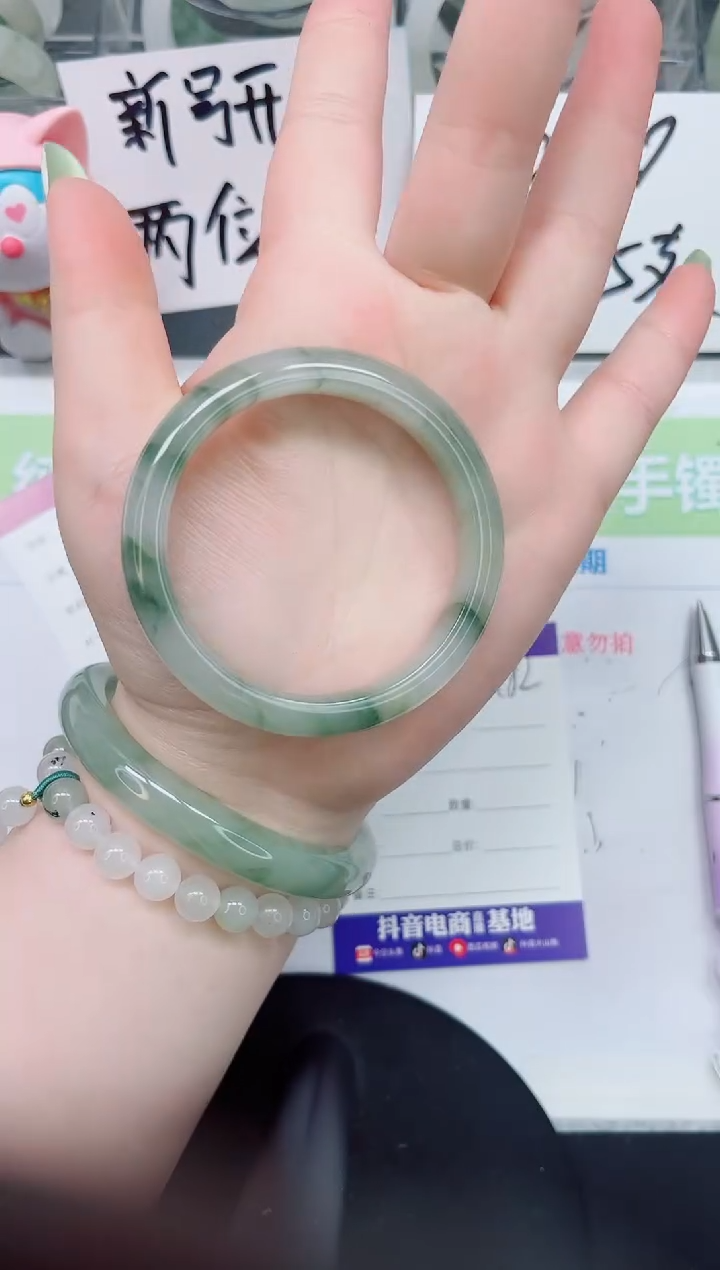 【闪购商品】石英质玉手镯未镶嵌a82