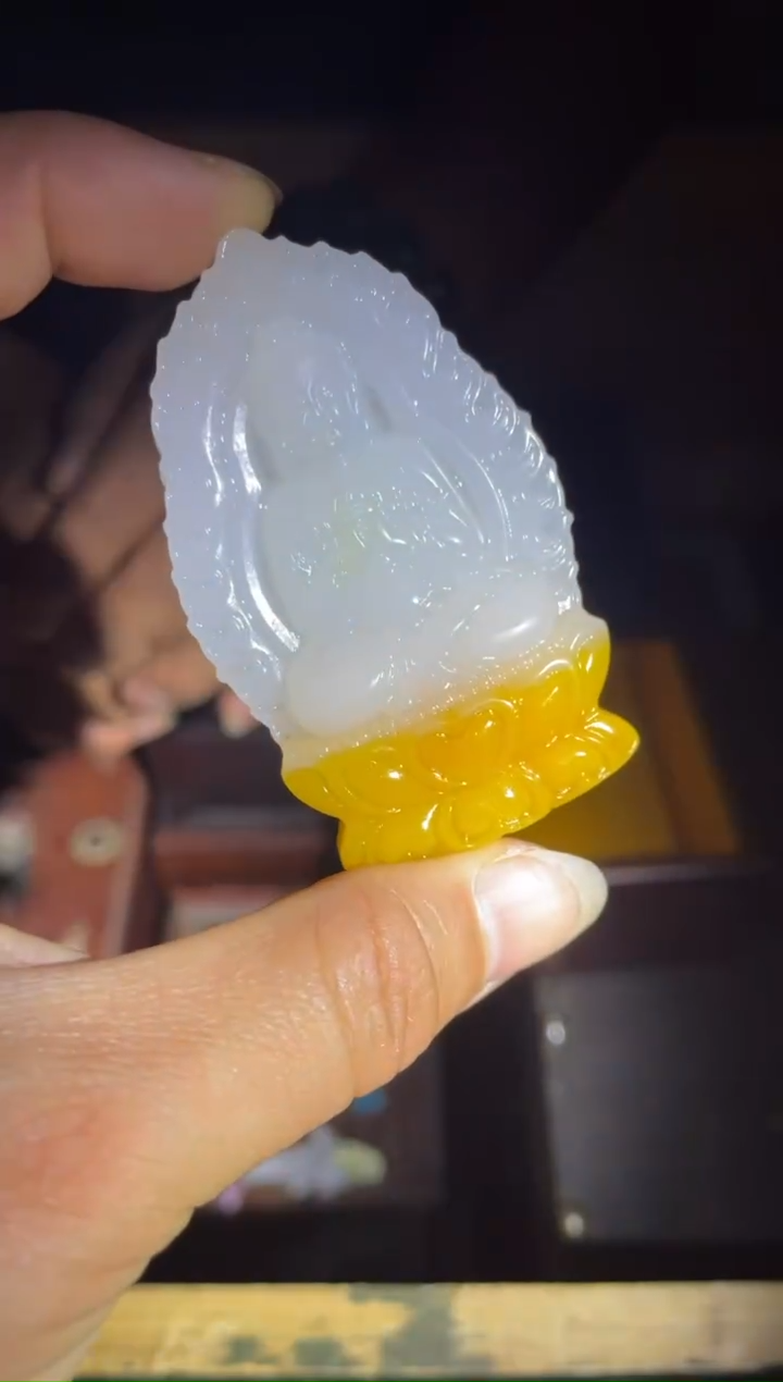 和田玉未镶嵌颈饰羊脂白佛光普照观音1件