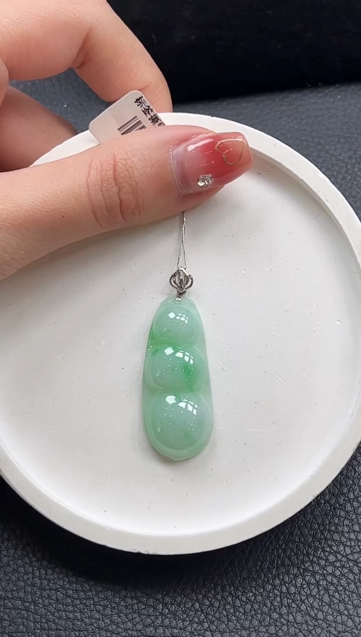 【闪购商品】翡翠颈饰18K金镶嵌豆豆