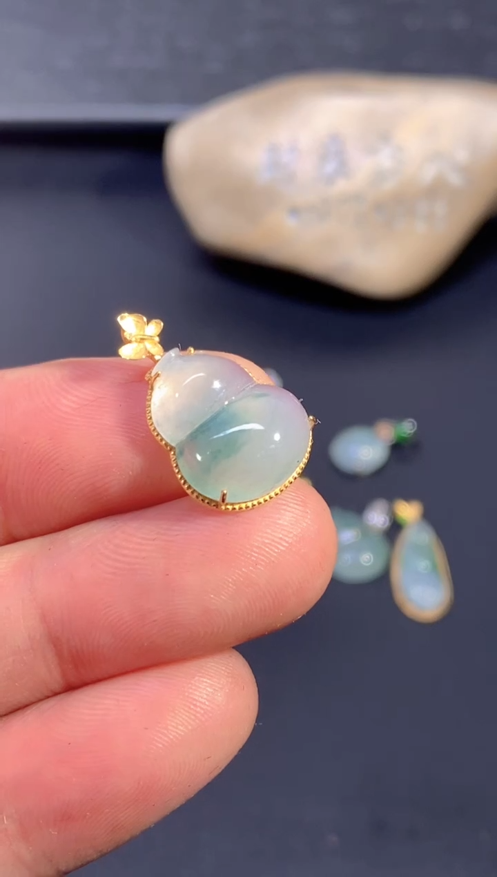 颈饰18K金镶嵌翡翠        