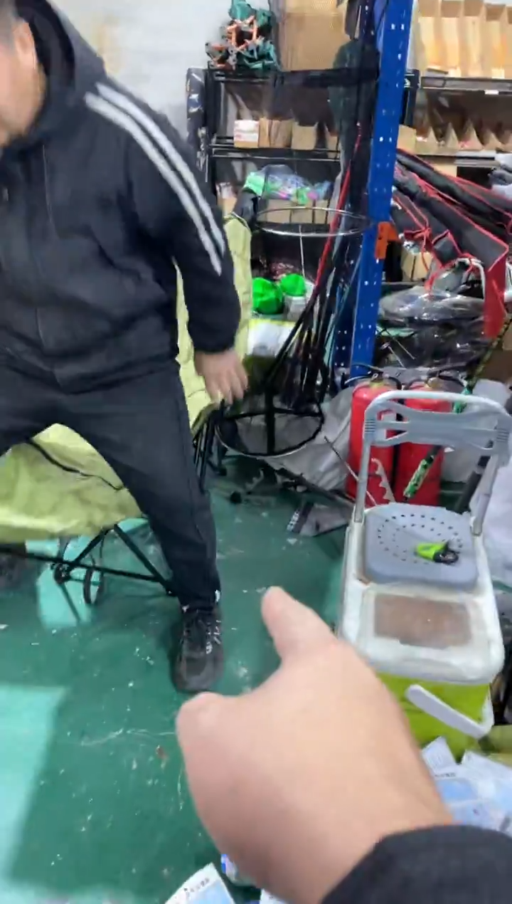 带腿托月亮椅子        