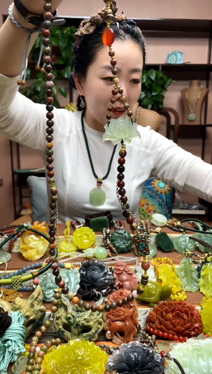 未镶嵌岫玉颈饰多样性发货发其中之一