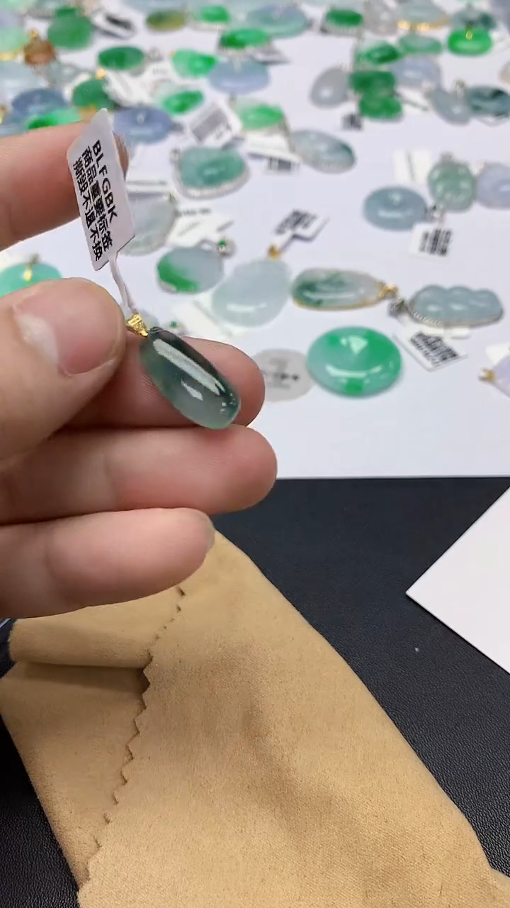 翡翠18K金镶嵌颈饰天然缅甸a货翡翠