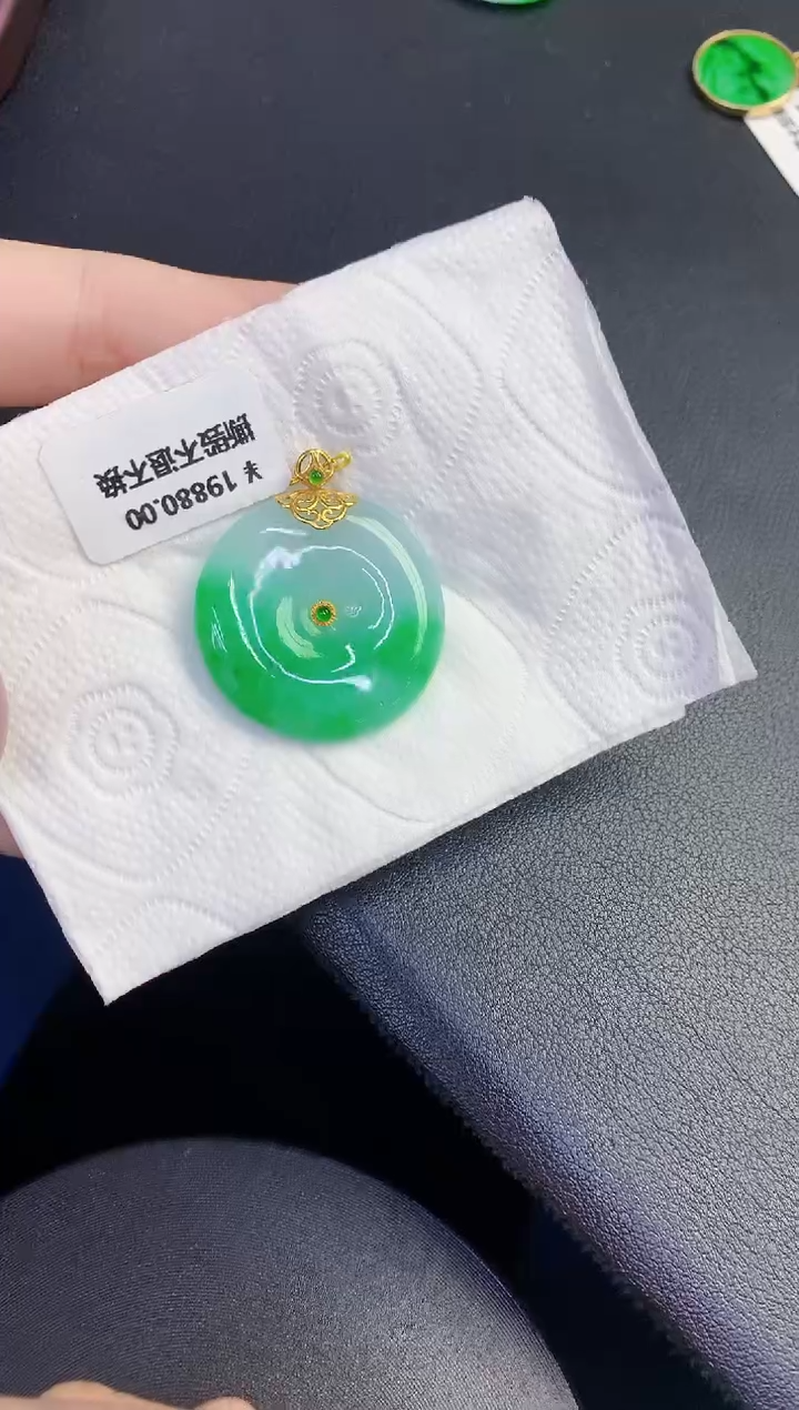 颈饰18K金镶嵌翡翠缅甸天然翡翠A货