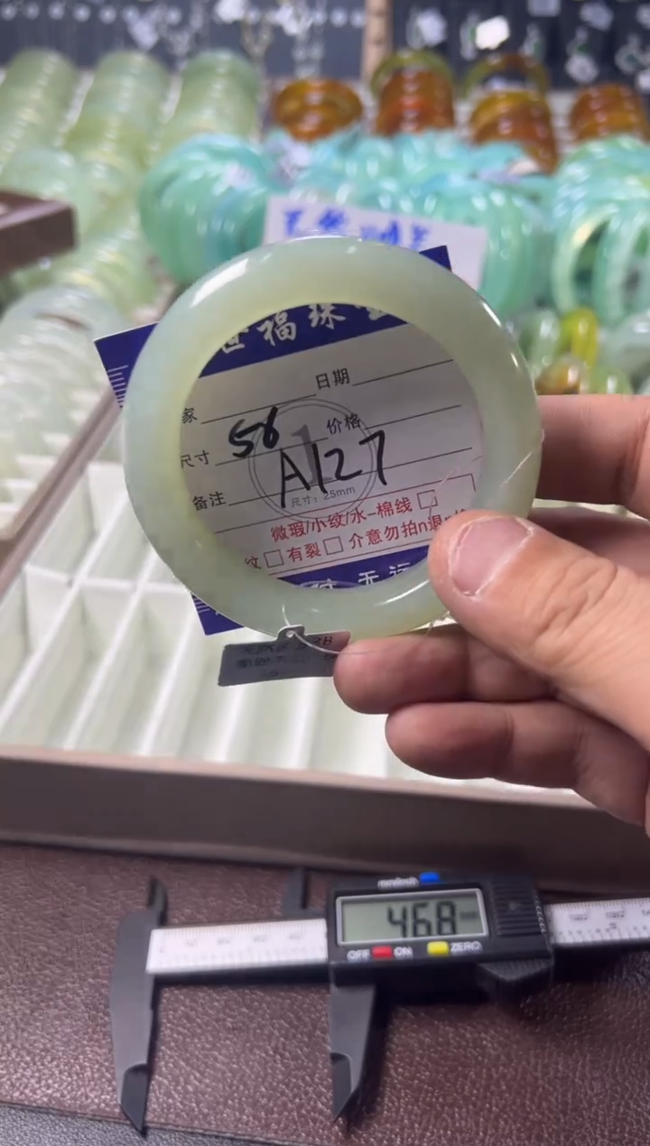 未镶嵌蛇纹石玉手镯1