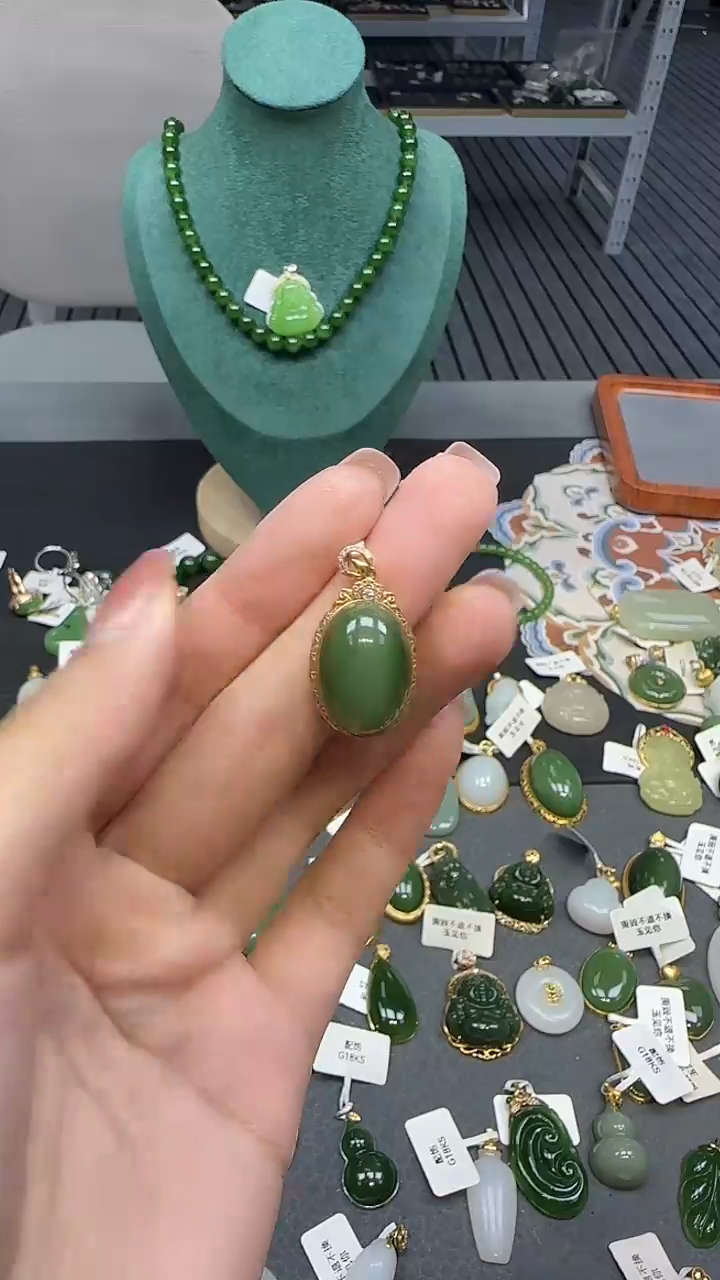 18K金镶嵌和田玉挂件1