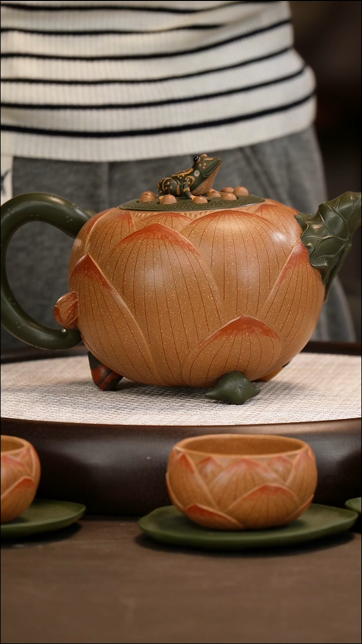 茶壶紫砂【张杏娟】老段泥 大青蛙莲子套组  1200cc