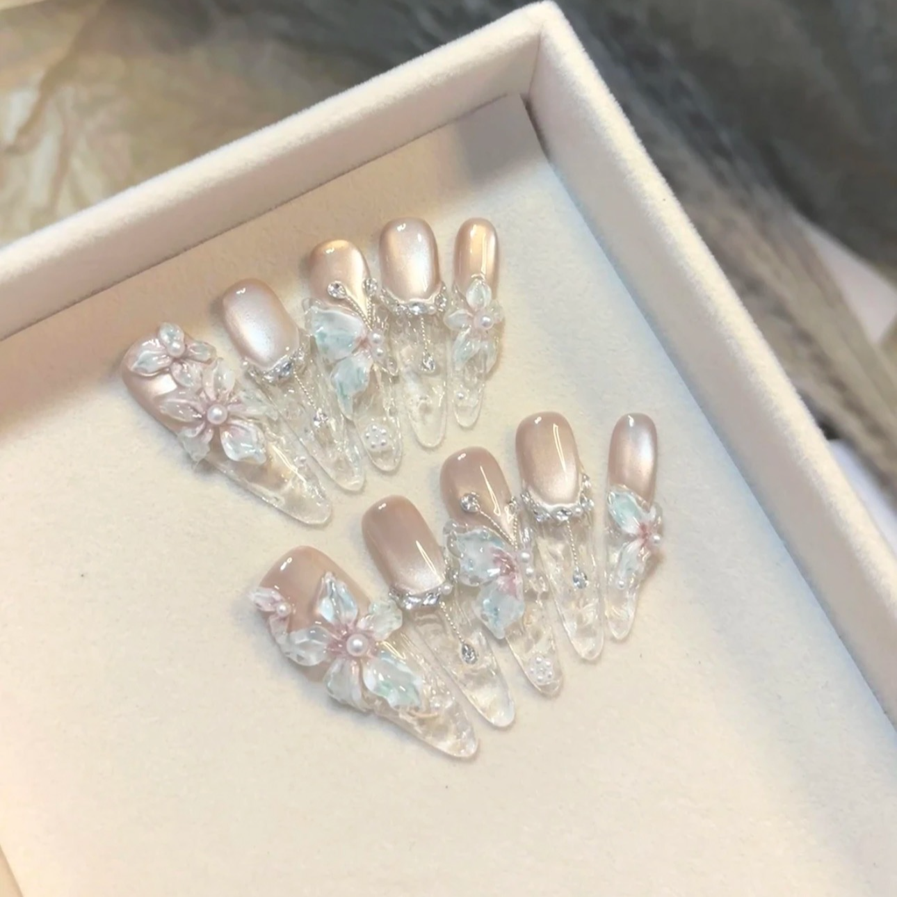 【春暖花开】新款纯手工穿戴高级冰透玻璃珠猫眼雕花蝴蝶美甲高级感