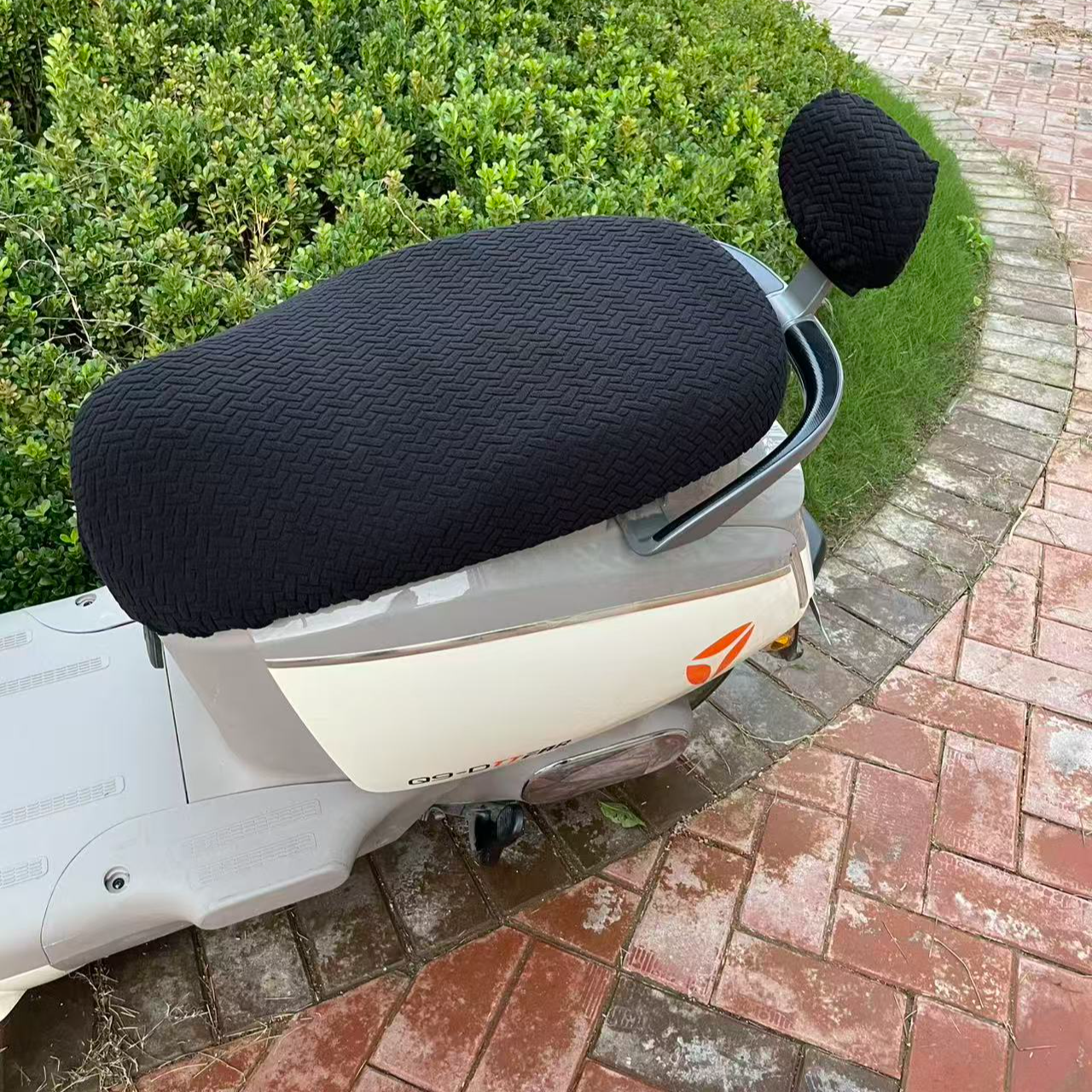 新款电动车摩托车通用加绒防滑座套隔热透气超软保护套