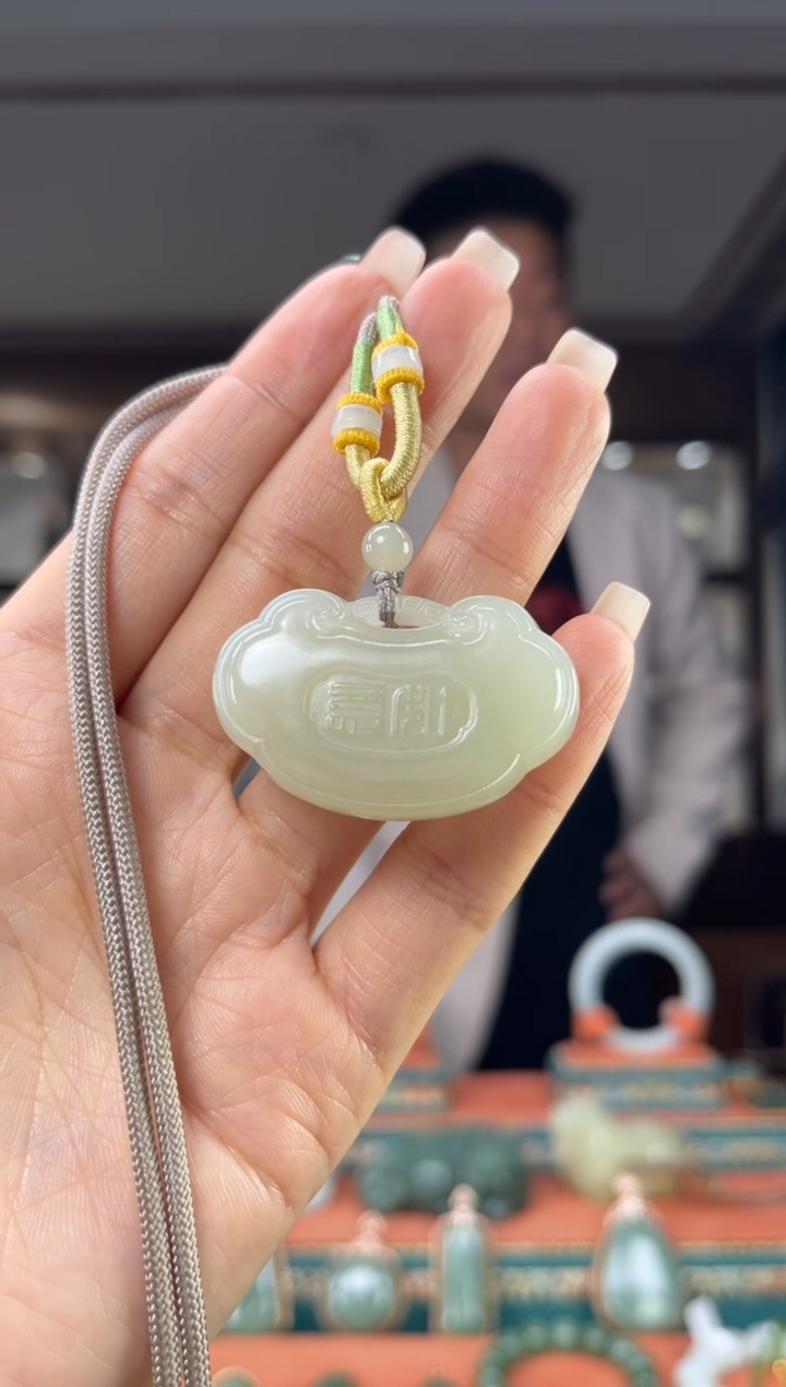 颈饰未镶嵌和田玉佩佩