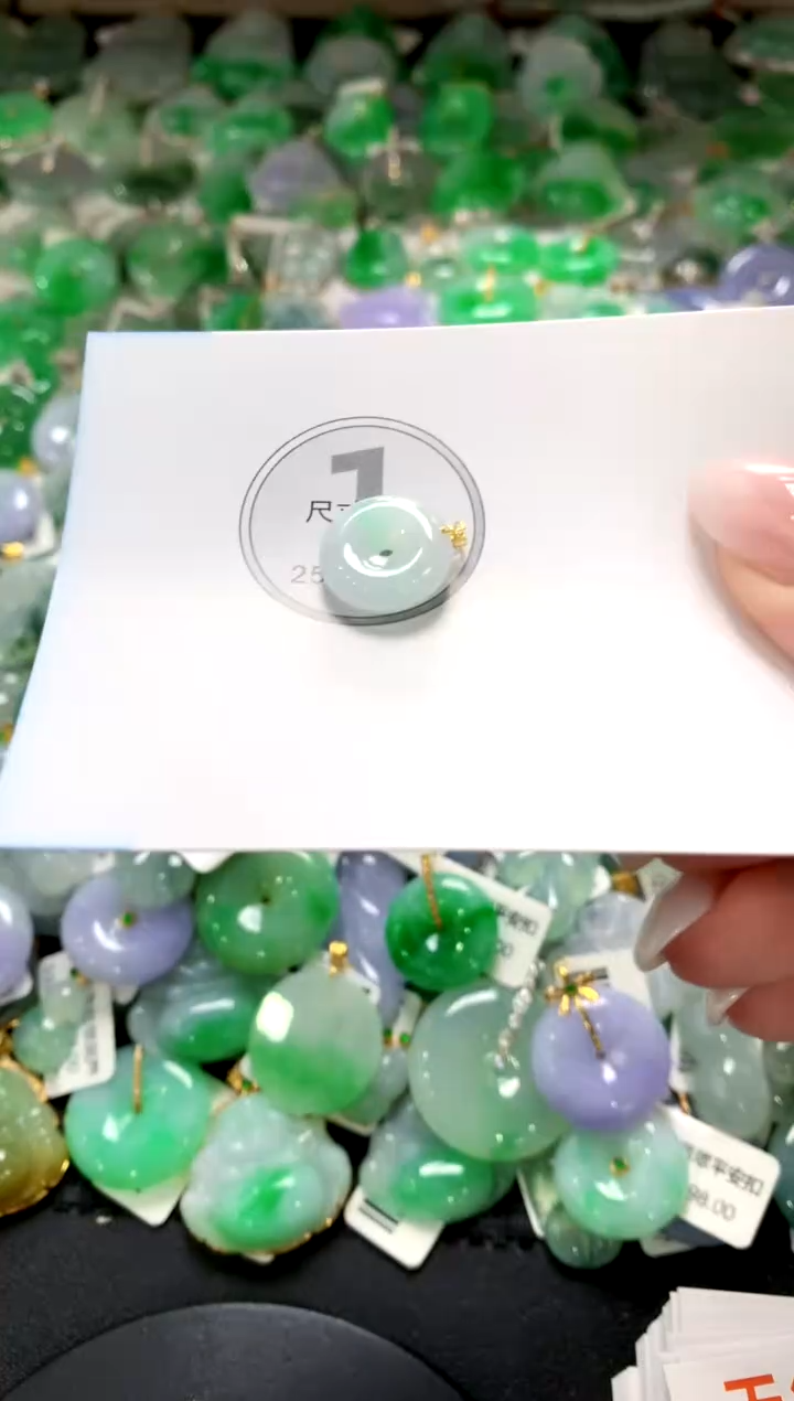 翡翠18K金镶嵌颈饰1111111111111111