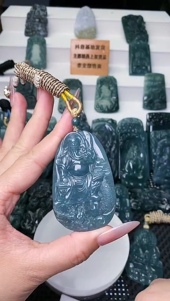 颈饰未镶嵌翡翠 