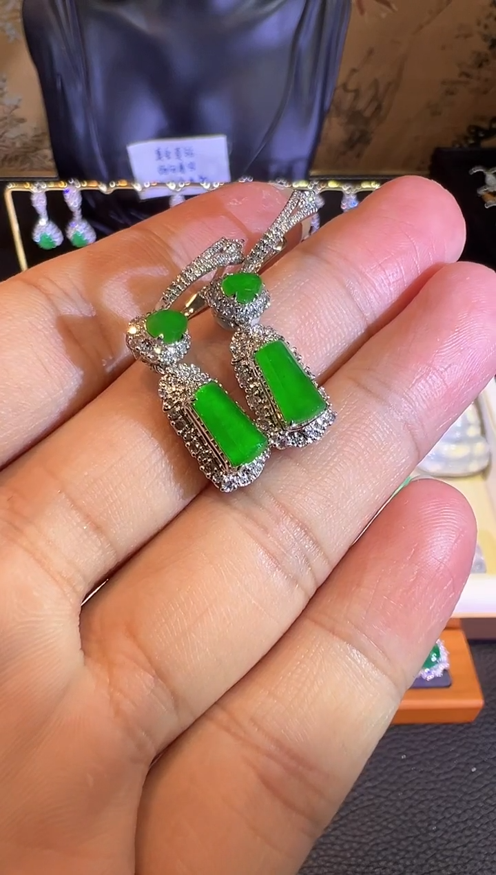 【闪购商品】翡翠耳饰18K金镶嵌高冰黄阳绿无事牌