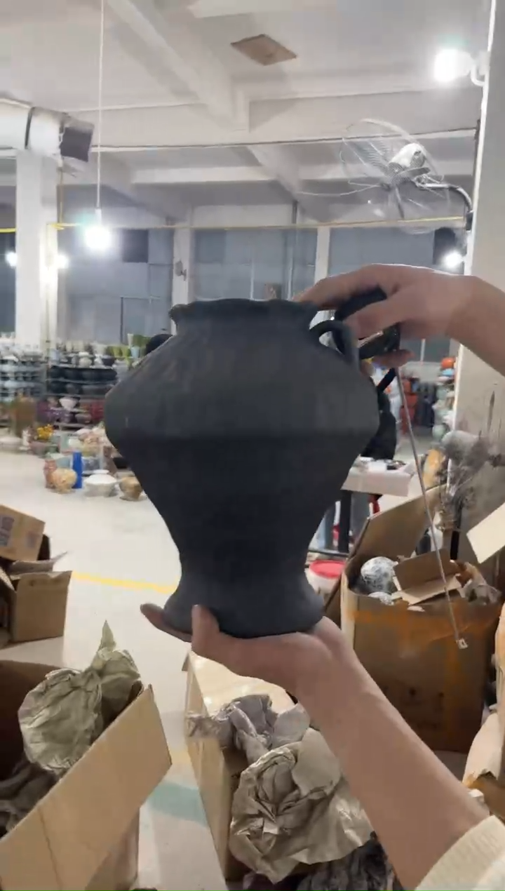景德镇黑色双耳陶瓷瓶