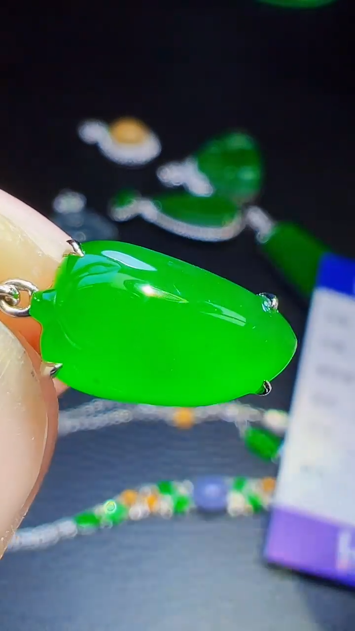 颈饰18K金镶嵌翡翠呀*翡翠